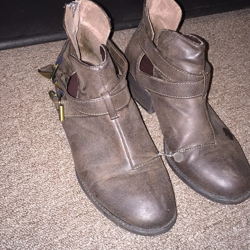 Cutaway booties